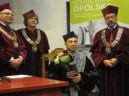 Nowy profesor honorowy i doktorzy na PO