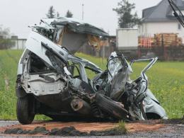 Zderzenie autokaru z dziećmi z samochodem osobowym. Jedna osoba nie żyje.