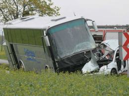 Zderzenie autokaru z dziećmi z samochodem osobowym. Jedna osoba nie żyje.