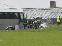 Zderzenie autokaru z dziećmi z samochodem osobowym. Jedna osoba nie żyje.