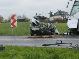 Zderzenie autokaru z dziećmi z samochodem osobowym. Jedna osoba nie żyje.