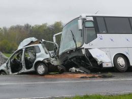Zderzenie autokaru z dziećmi z samochodem osobowym. Jedna osoba nie żyje.