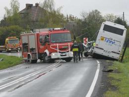 Zderzenie autokaru z dziećmi z samochodem osobowym. Jedna osoba nie żyje.