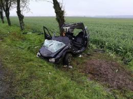 Volkswagen rozbił się na drzewie. Jedna osoba nie żyje.