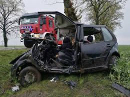 Volkswagen rozbił się na drzewie. Jedna osoba nie żyje.