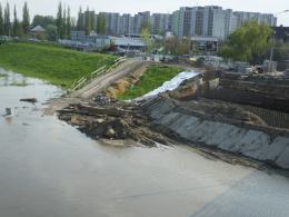 Woda zalała teren budowy nowego mostu nad Kanałem Ulgi