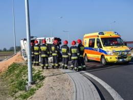 Ciężarówka przewróciła się na rondzie w Karczowie