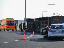 Ciężarówka przewróciła się na rondzie w Karczowie