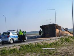 Ciężarówka przewróciła się na rondzie w Karczowie