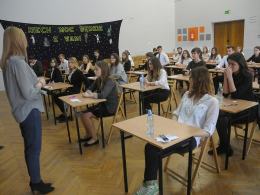Maturzyści rozpoczęli egzamin dojrzałości. Dziś język polski. 