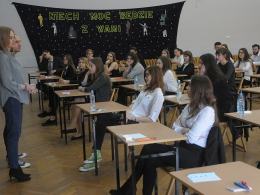 Maturzyści rozpoczęli egzamin dojrzałości. Dziś język polski. 