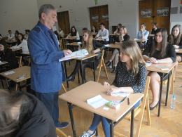Maturzyści rozpoczęli egzamin dojrzałości. Dziś język polski. 