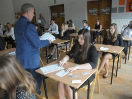 Maturzyści rozpoczęli egzamin dojrzałości. Dziś język polski. 