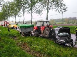 Wyprzedzał ciągnik i uderzył w opla. Są ranni.