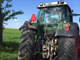 Opel wjechał w traktor, dwie osoby ranne