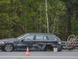 Wystrzał opony przyczyną kolizji na autostradzie