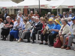 Seniorzy zaczynają bawić się w mieście