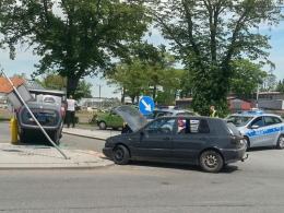 Peugeot dachował w Namysłowie. W aucie była kobieta z niemowlakiem.
