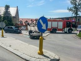 Peugeot dachował w Namysłowie. W aucie była kobieta z niemowlakiem.