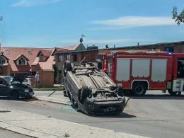 Peugeot dachował w Namysłowie. W aucie była kobieta z niemowlakiem.
