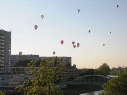 Nocny pokaz balonów rozświetlił Opole
