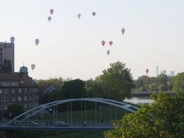 Nocny pokaz balonów rozświetlił Opole