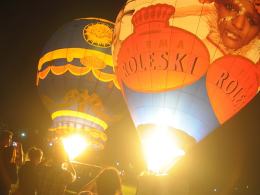 Nocny pokaz balonów rozświetlił Opole