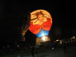 Nocny pokaz balonów rozświetlił Opole