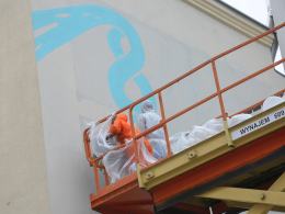 Na opolskich kamienicach powstaje kolorowy mural
