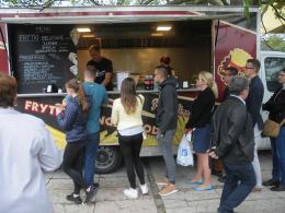 Smacznie na Placu Jana Pawła II. Trwa Zlot FoodTrucków.