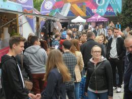 Smacznie na Placu Jana Pawła II. Trwa Zlot FoodTrucków.