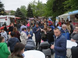 Smacznie na Placu Jana Pawła II. Trwa Zlot FoodTrucków.
