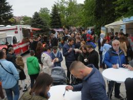 Smacznie na Placu Jana Pawła II. Trwa Zlot FoodTrucków.