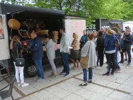 Smacznie na Placu Jana Pawła II. Trwa Zlot FoodTrucków.