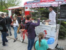 Smacznie na Placu Jana Pawła II. Trwa Zlot FoodTrucków.