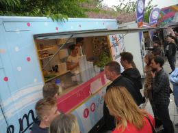 Smacznie na Placu Jana Pawła II. Trwa Zlot FoodTrucków.