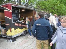 Smacznie na Placu Jana Pawła II. Trwa Zlot FoodTrucków.