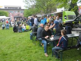 Smacznie na Placu Jana Pawła II. Trwa Zlot FoodTrucków.