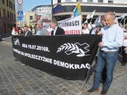 Zakończyła się jubileuszowa "miesięcznica pogrzebania demokracji"