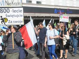 Zakończyła się jubileuszowa "miesięcznica pogrzebania demokracji"