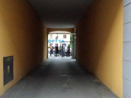 Dwuletnie dziecko wypadło z okna w centrum