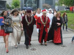 Studenci rządzą miastem. "Oddajcie je w jednym kawałku!"