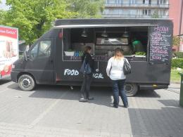 Na kampusie UO trwa piastonaliowy zlot food trucków