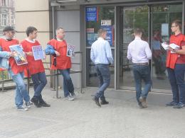 Związkowcy z pikietą pod Tesco. "Nasze podwyżki to kpina!"