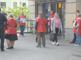 Związkowcy z pikietą pod Tesco. "Nasze podwyżki to kpina!"