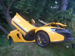 McLaren rozbił się na rondzie w Krapkowicach
