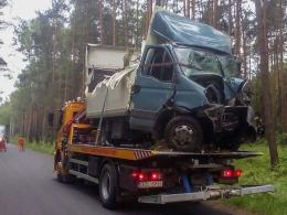 Iveco uderzyło w drzewo. Ranny pasażer.