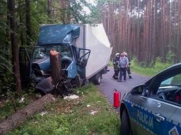 Iveco uderzyło w drzewo. Ranny pasażer.