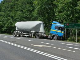 Nie ustąpił pierwszeństwa przejazdu, zderzył się z ciężarówką