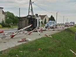 Kolizja busa w Folwarku. Kierowca zasnął za kierownicą